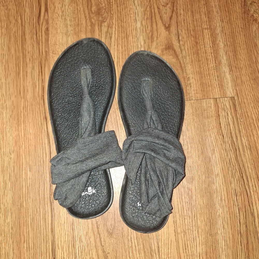 Sanuk yoga sandals